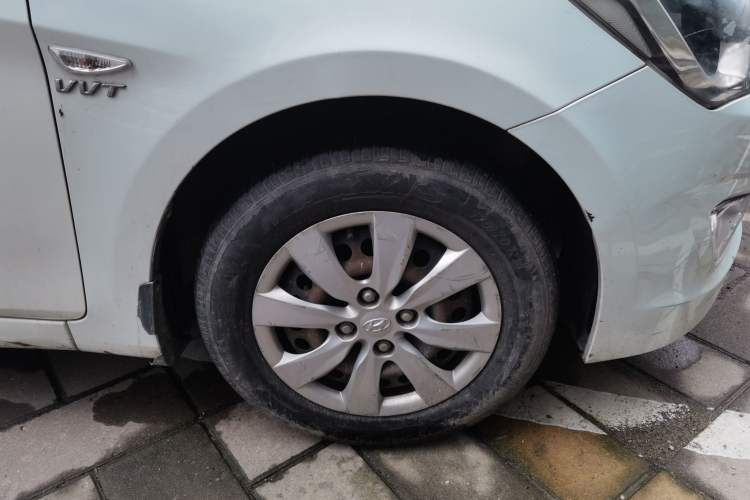 Used Hyundai Verna (older generation) 2014 1.4L Manual Smart GLS Trim Right Front Wheel Hub