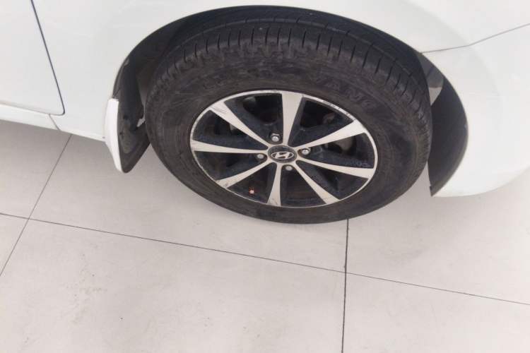 Used Hyundai Verna (older generation) 2014 1.4L Manual Smart GLS Trim Right Front Wheel Hub