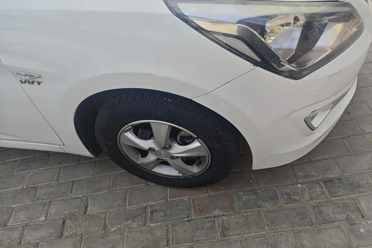 Used Hyundai Verna (older generation) 2014 1.4L Automatic Smart GLS Right Front Wheel Hub