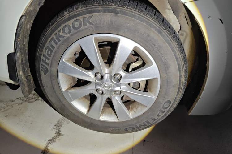 Used Hyundai Verna (older generation) 2014 1.4L Manual Smart GLS Trim Right Front Wheel Hub