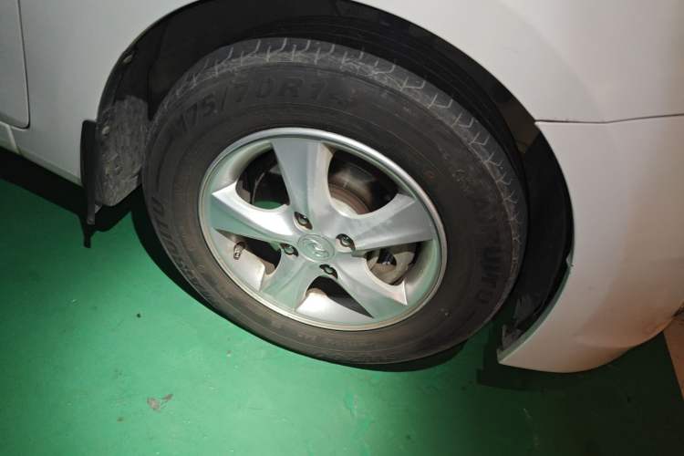 Used Hyundai Verna (older generation) 2014 1.4L Automatic Smart GLS Right Front Wheel Hub