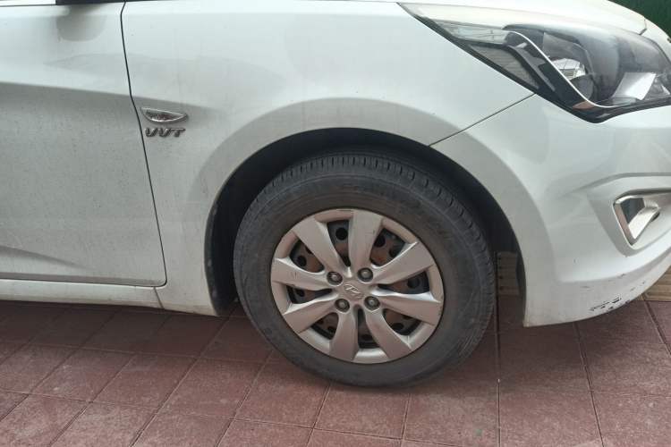 Used Hyundai Verna (older generation) 2014 1.4L Manual Smart GLS Trim Right Front Wheel Hub