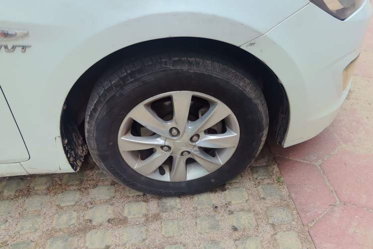 Used Hyundai Verna (older generation) 2014 1.4L Manual Smart GLS Trim Right Front Wheel Hub