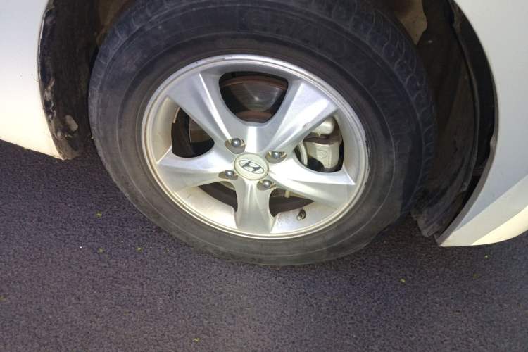 Used Hyundai Verna (older generation) 2014 1.4L Manual Smart GLS Trim Right Front Wheel Hub