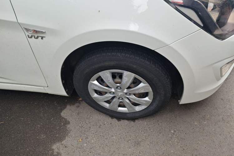 Used Hyundai Verna (older generation) 2014 1.4L Manual Smart GLS Trim Right Front Wheel Hub