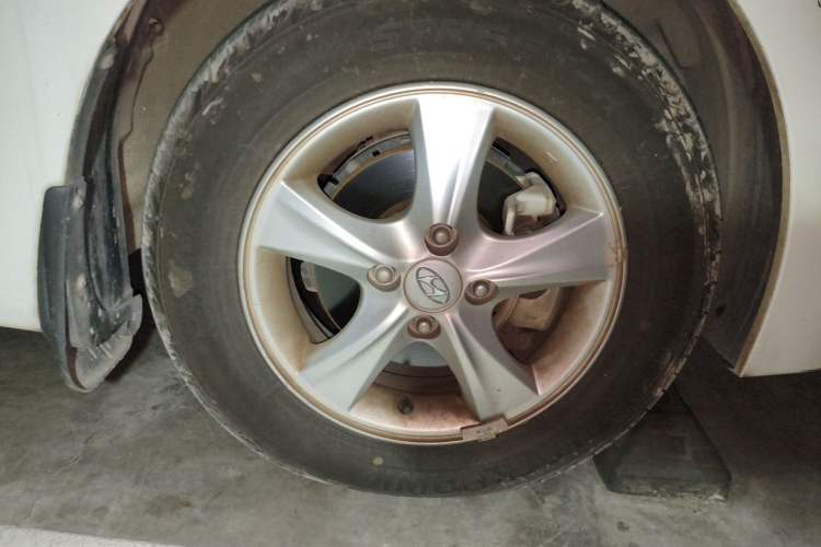 Used Hyundai Verna (older generation) 2014 1.4L Automatic Smart GLS Right Front Wheel Hub