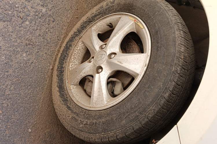 Used Hyundai Verna (older generation) 2014 1.4L Automatic Fashion GS Model Right Front Wheel Hub