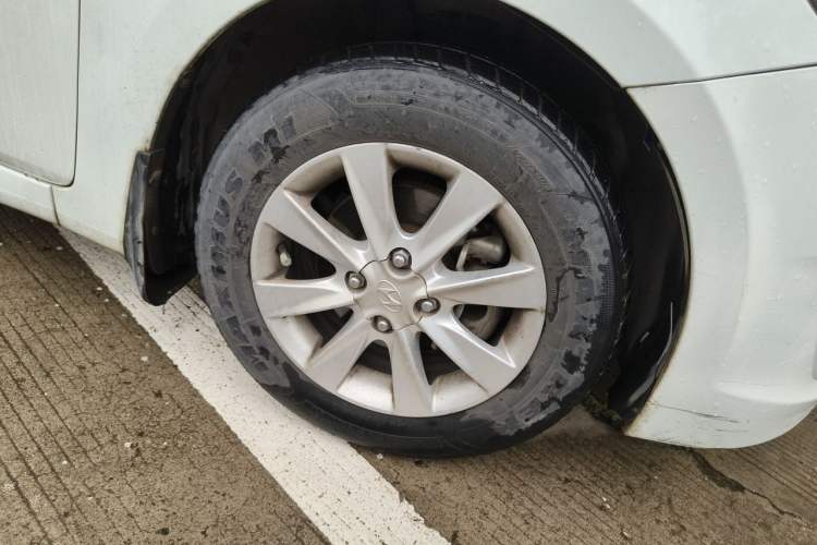 Used Hyundai Verna (older generation) 2014 1.4L Manual Smart GLS Trim Right Front Wheel Hub