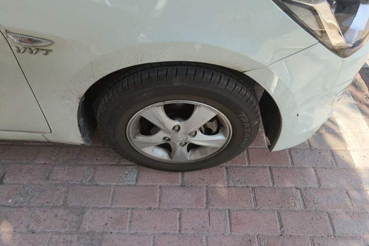 Used Hyundai Verna (older generation) 2014 1.4L Automatic Smart GLS Right Front Wheel Hub