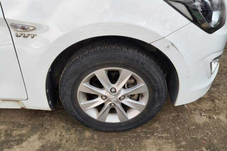 Used Hyundai Verna (older generation) 2014 1.4L Manual Smart GLS Trim Right Front Wheel Hub