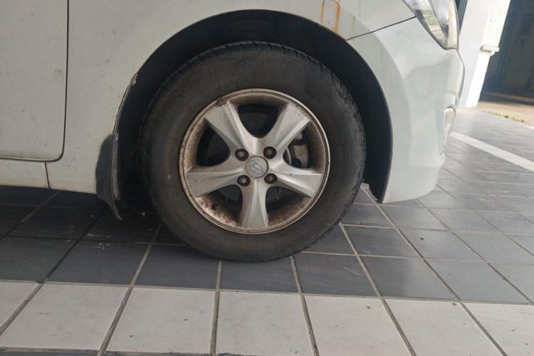 Used Hyundai Verna (older generation) 2014 1.4L Automatic Smart GLS Right Front Wheel Hub
