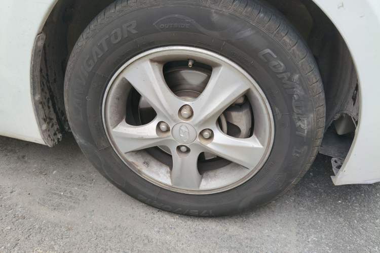 Used Hyundai Verna (older generation) 2014 1.4L Automatic Smart GLS Right Front Wheel Hub