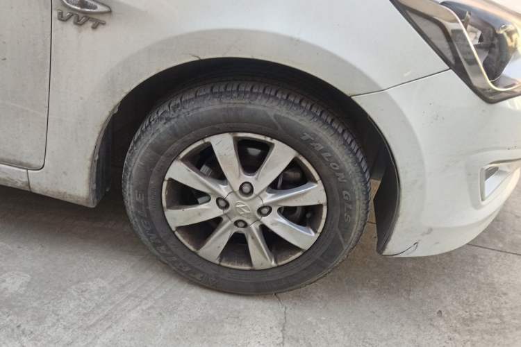 Used Hyundai Verna (older generation) 2014 1.4L Manual Smart GLS Trim Right Front Wheel Hub