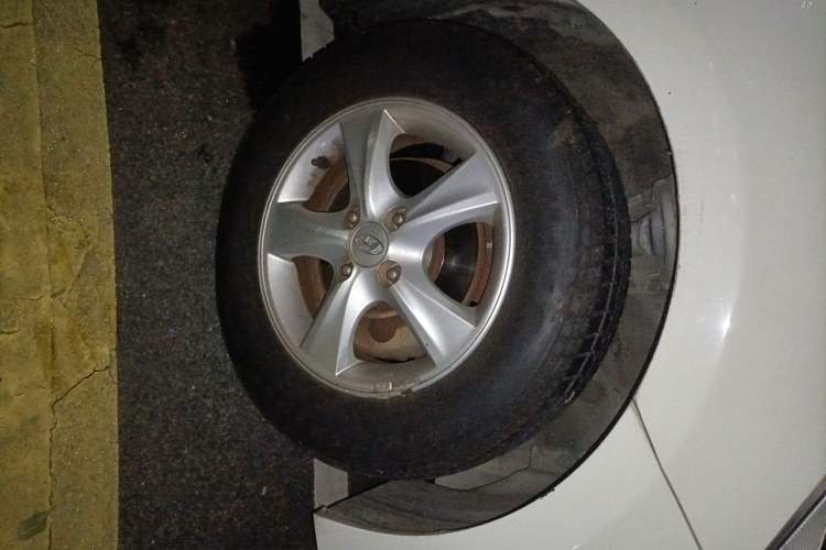 Used Hyundai Verna (older generation) 2014 1.4L Automatic Fashion GS Model Right Front Wheel Hub