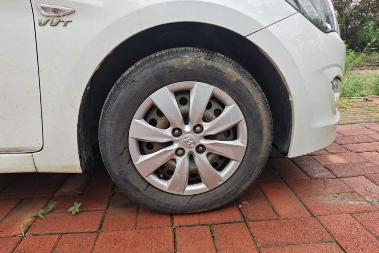 Used Hyundai Verna (older generation) 2014 1.4L Manual Smart GLS Trim Right Front Wheel Hub
