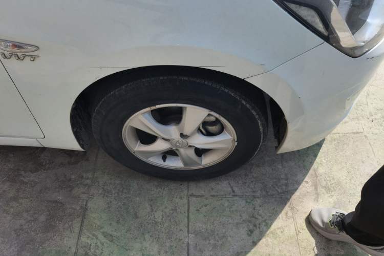 Used Hyundai Verna (older generation) 2014 1.4L Manual Smart GLS Trim Right Front Wheel Hub