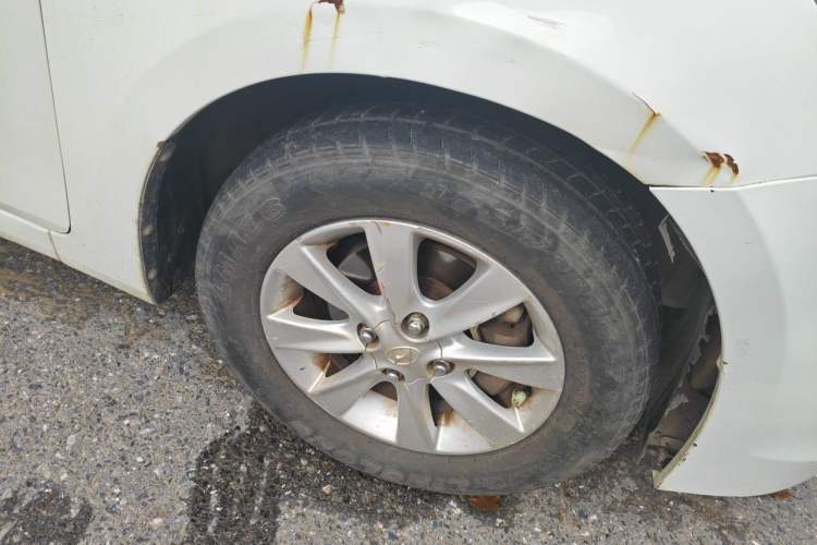 Used Hyundai Verna (older generation) 2014 1.4L Manual Smart GLS Trim Right Front Wheel Hub