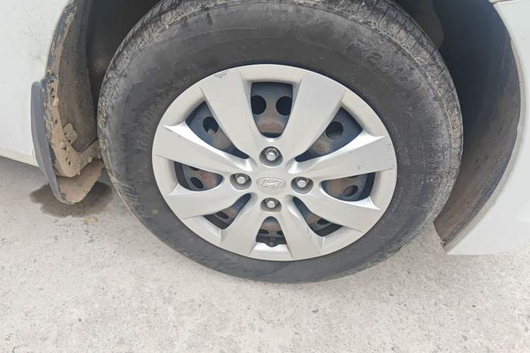 Used Hyundai Verna (older generation) 2014 1.4L Manual Smart GLS Trim Right Front Wheel Hub