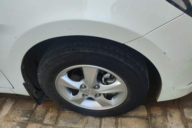 Used Hyundai Verna (older generation) 2014 1.4L Automatic Smart GLS Right Front Wheel Hub