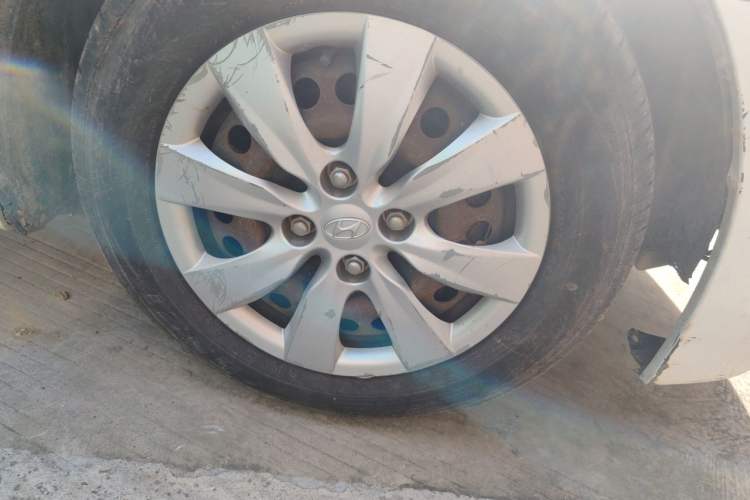 Used Hyundai Verna (older generation) 2014 1.4L Manual Smart GLS Trim Right Front Wheel Hub