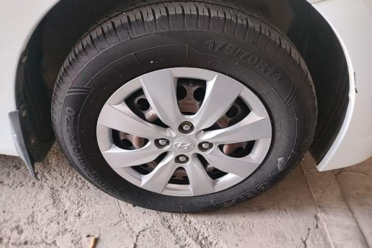 Used Hyundai Verna (older generation) 2014 1.4L Manual Smart GLS Trim Right Front Wheel Hub