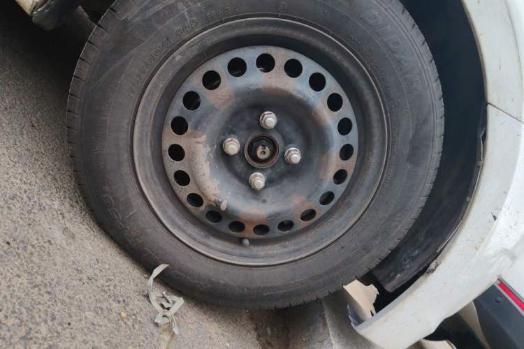 Used Hyundai Verna (older generation) 2014 1.4L Manual Smart GLS Trim Right Front Wheel Hub