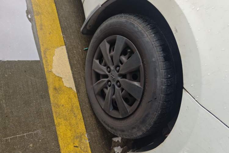 Used Hyundai Verna (older generation) 2014 1.4L Automatic Fashion GS Model Right Front Wheel Hub