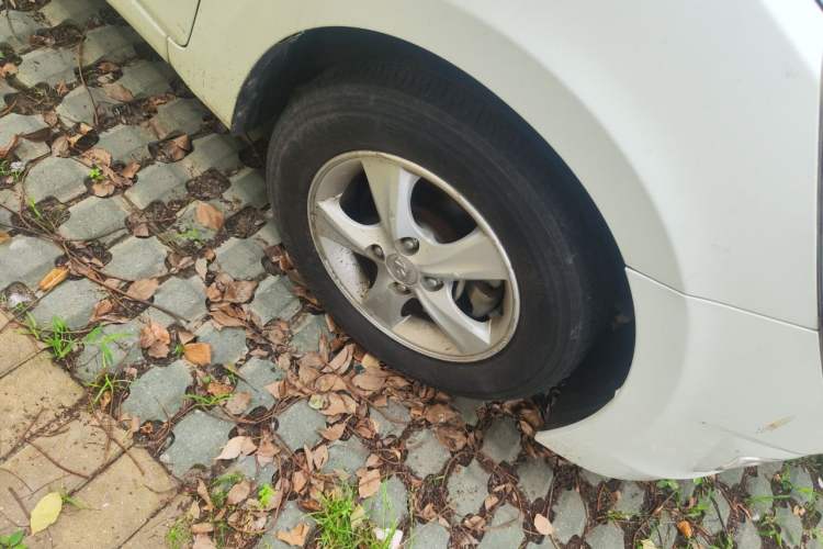 Used Hyundai Verna (older generation) 2014 1.4L Automatic Leading-Edge GLX Right Front Wheel Hub