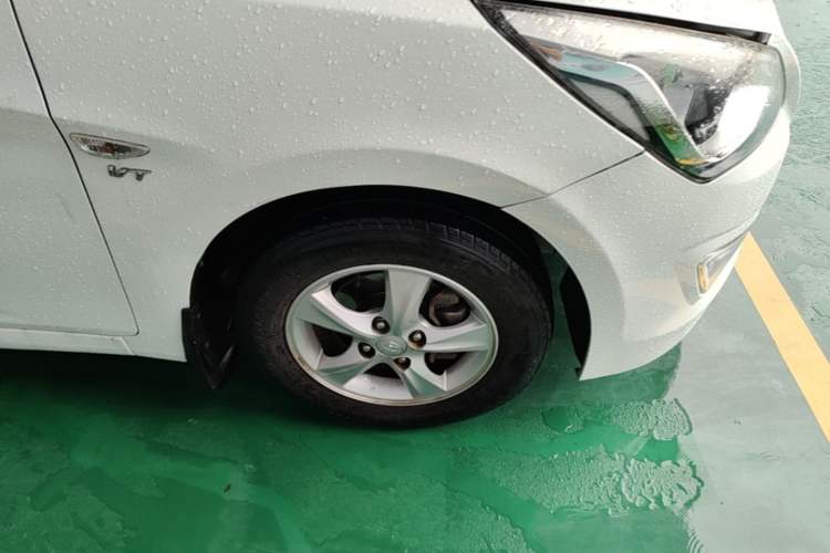 Used Hyundai Verna (older generation) 2014 1.4L Automatic Smart GLS Right Front Wheel Hub