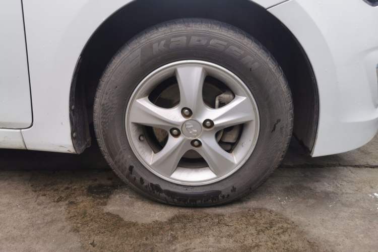 Used Hyundai Verna (older generation) 2014 1.4L Manual Smart GLS Trim Right Front Wheel Hub