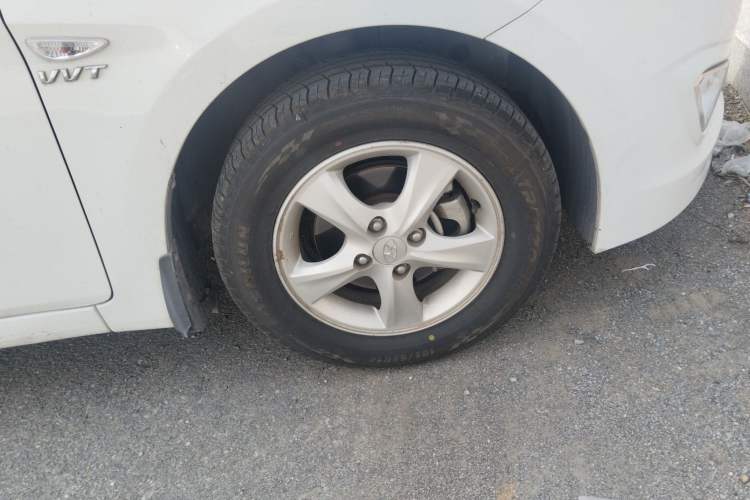 Used Hyundai Verna (older generation) 2014 1.4L Automatic Smart GLS Right Front Wheel Hub