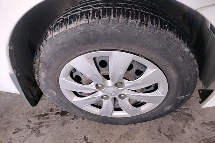 Used Hyundai Verna (older generation) 2014 1.4L Manual Smart GLS Trim Right Front Wheel Hub