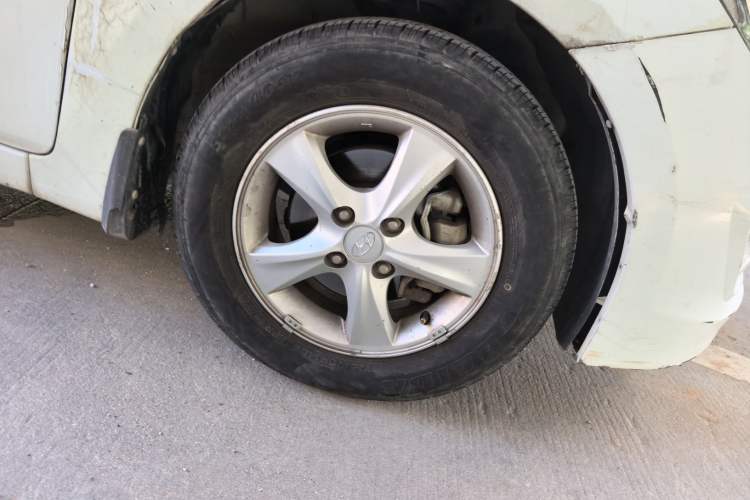 Used Hyundai Verna (older generation) 2014 1.4L Automatic Leading-Edge GLX Right Front Wheel Hub