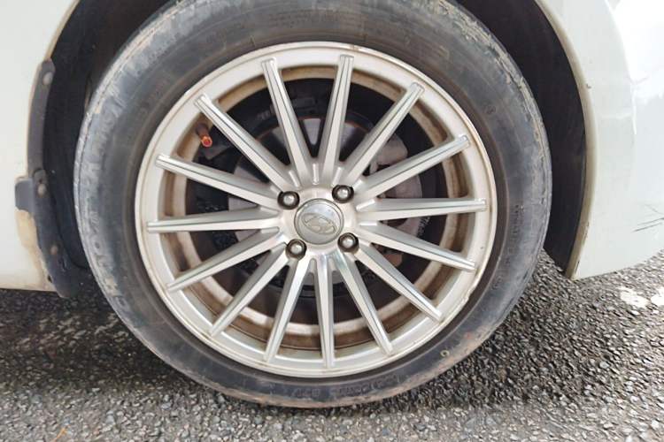 Used Hyundai Verna (older generation) 2014 1.4L Automatic Smart GLS Right Front Wheel Hub