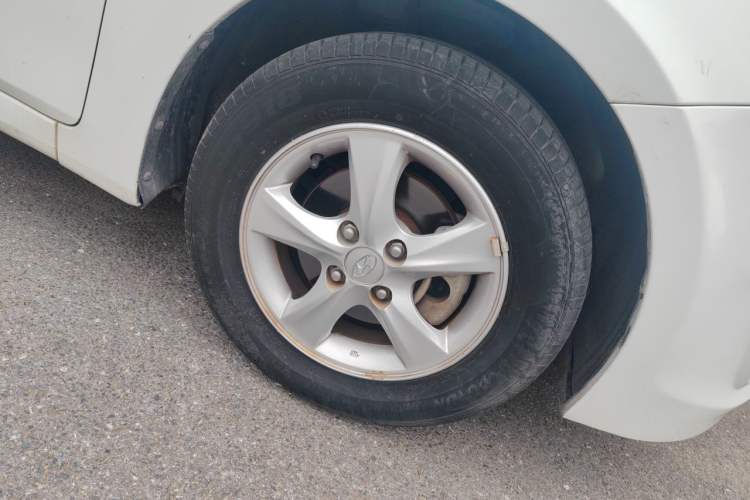 Used Hyundai Verna (older generation) 2014 1.4L Automatic Smart GLS Right Front Wheel Hub