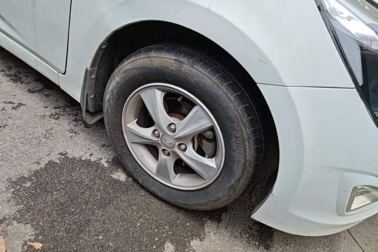 Used Hyundai Verna (older generation) 2014 1.4L Automatic Smart GLS Right Front Wheel Hub