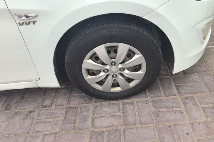 Used Hyundai Verna (older generation) 2014 1.4L Manual Smart GLS Trim Right Front Wheel Hub