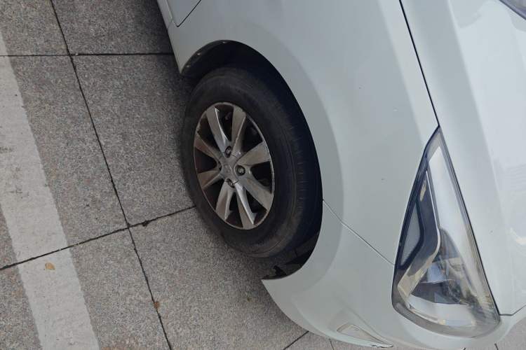 Used Hyundai Verna (older generation) 2014 1.4L Manual Smart GLS Trim Right Front Wheel Hub