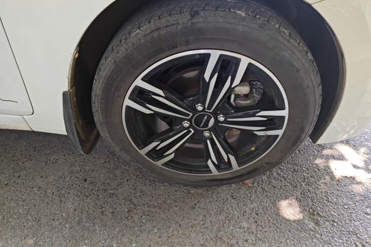 Used Hyundai Verna (older generation) 2014 1.4L Manual Smart GLS Trim Right Front Wheel Hub