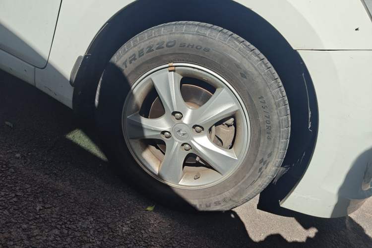 Used Hyundai Verna (older generation) 2014 1.4L Automatic Leading-Edge GLX Right Front Wheel Hub