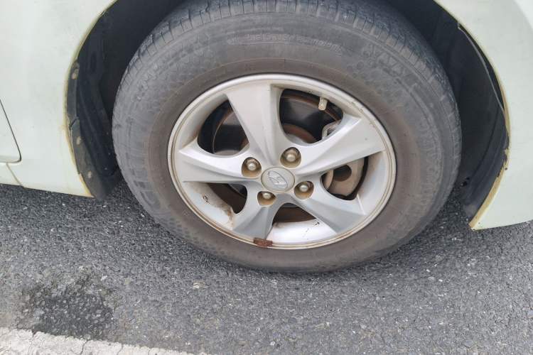 Used Hyundai Verna (older generation) 2014 1.4L Automatic Smart GLS Right Front Wheel Hub