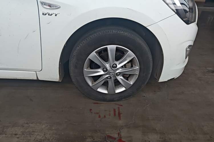 Used Hyundai Verna (older generation) 2014 1.4L Manual Smart GLS Trim Right Front Wheel Hub