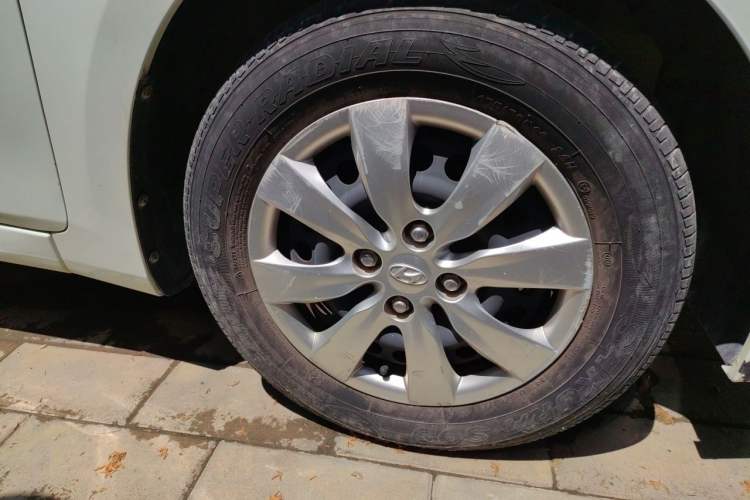 Used Hyundai Verna (older generation) 2014 1.4L Manual Smart GLS Trim Right Front Wheel Hub
