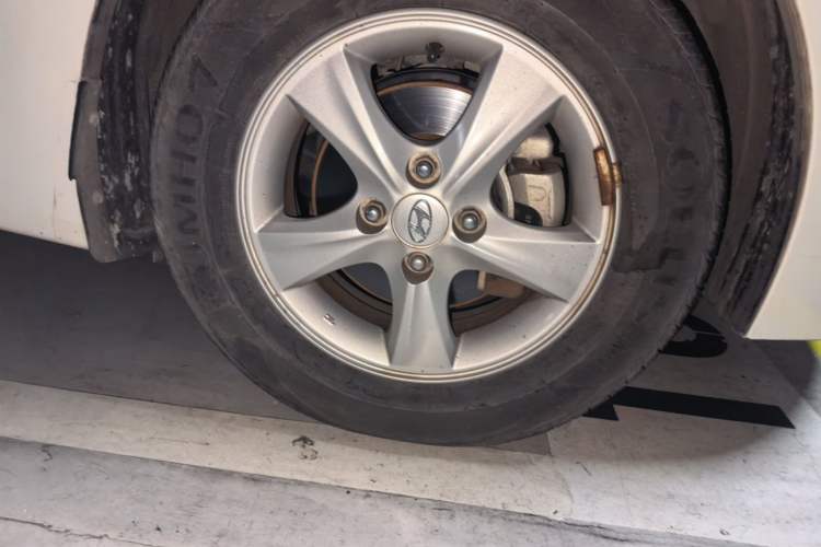 Used Hyundai Verna (older generation) 2014 1.4L Automatic Smart GLS Right Front Wheel Hub