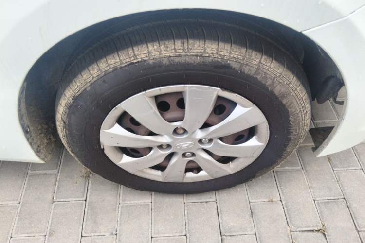 Used Hyundai Verna (older generation) 2014 1.4L Manual Smart GLS Trim Right Front Wheel Hub