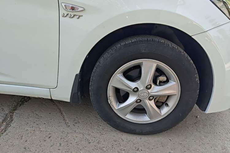 Used Hyundai Verna (older generation) 2014 1.4L Automatic Smart GLS Right Front Wheel Hub
