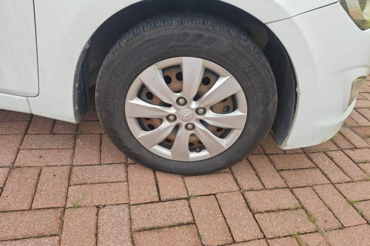 Used Hyundai Verna (older generation) 2014 1.4L Manual Smart GLS Trim Right Front Wheel Hub