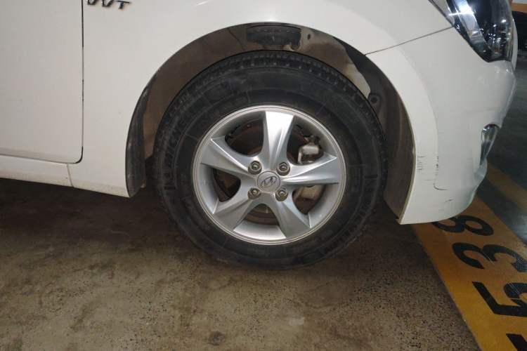 Used Hyundai Verna (older generation) 2014 1.4L Automatic Smart GLS Right Front Wheel Hub
