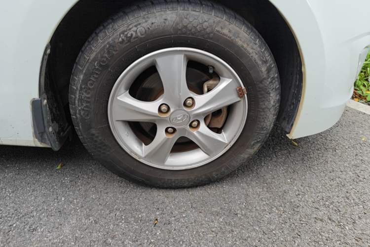 Used Hyundai Verna (older generation) 2014 1.4L Automatic Leading-Edge GLX Right Front Wheel Hub