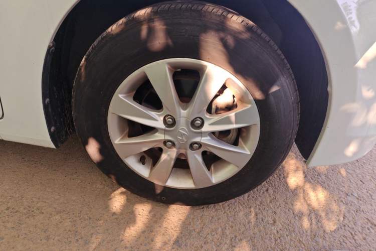 Used Hyundai Verna (older generation) 2014 1.4L Manual Smart GLS Trim Right Front Wheel Hub